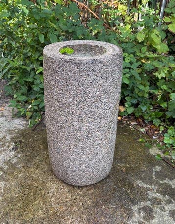Hoge traditionele Japanse chôzu’bachi  (waterbak) -