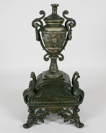 Vaas - Metaallegering - decoratieve historistische urn met