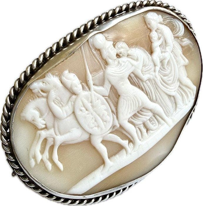 Broche Ondertekend Carnesecchi Andromache’s wanhoopige, Handtassen en Accessoires, Antieke sieraden