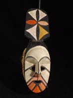Afrikaanse helmmasker met geometrische kuif – 20e eeuw –