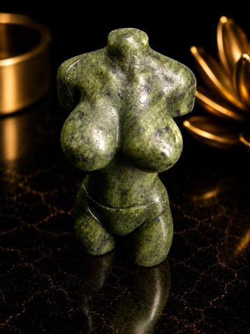 Natural Green Jade Female Torso Carving 6 cm high– Handcraft, Verzenden