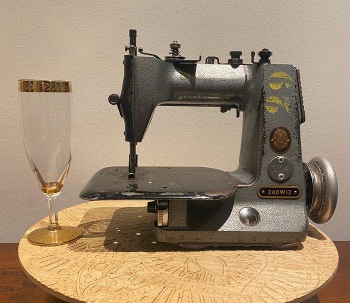 Singer 240W12 Naaimachine - bron, Staal, Antiek en Kunst, Kunst | Designobjecten