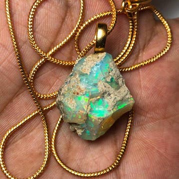 Verguld - Bel hanger - Sprankelend Opal rauw