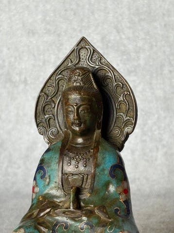 Cloisonné Guanyin zittend op lotustroon - Bronze - Chine