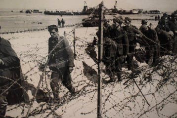Robert Capa (1913–1954) - Prisioneros alemanes tras el Día D