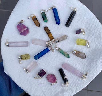 Collectie hangers van verschillende mineralen: kunziet,, Verzamelen