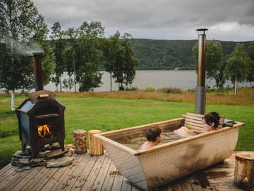 Hikki hottub | Scandinavische hot tub met houtkachel