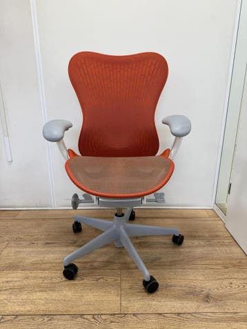Refurbished Herman Miller Mirra 2 Butterfly Studio Orange, Verzenden, Oranje, Zo goed als nieuw, Bureaustoel