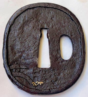 Tsuba met motief van een hert onder een torii-poort - Japan