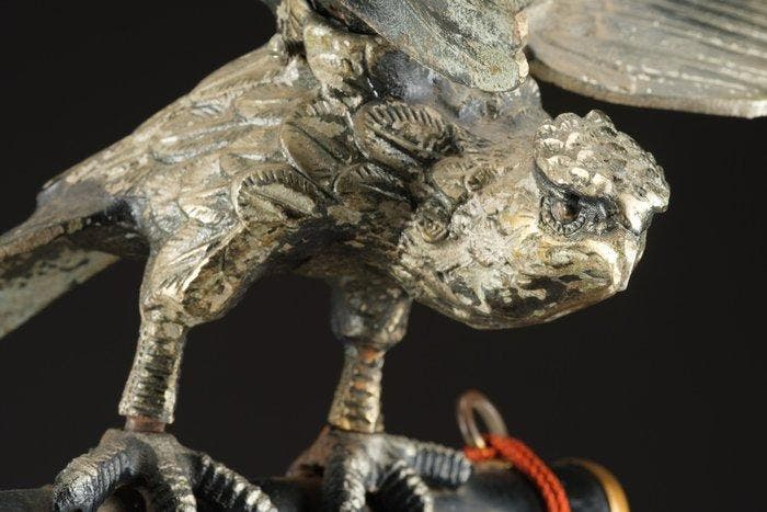 Okimono van een havik die op een standaard rust. - IJzer, Antiquités & Art, Antiquités | Autres Antiquités
