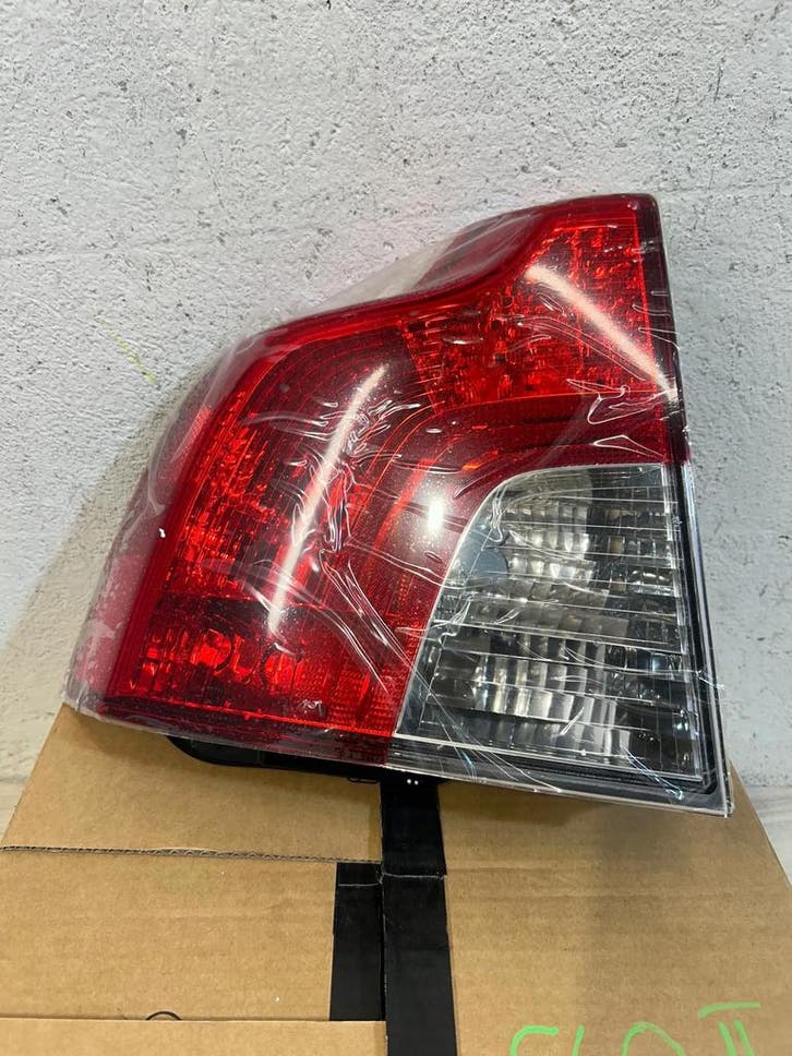 Volvo S40 LIFT 2010 Nieuwe linker achterlicht, Autos : Pièces & Accessoires, Éclairage, Envoi