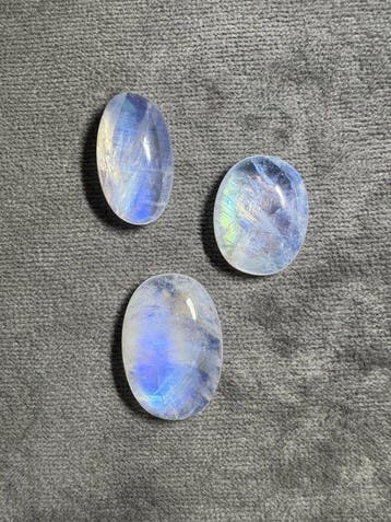 Set van 3 maansteen cabochons. Geen reserveprijs. Cabochons-