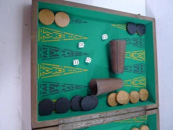 Backgammon fond avec tapis vert - 4 dés - 2 gobelets cuirs -
