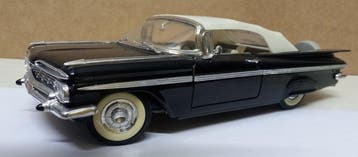 onbekend 1:18 - Modelauto - Chevrolet Impala Convertible