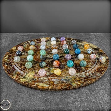 Solitaire-spel uit ammonietplaat met edelsteenbolletjes-