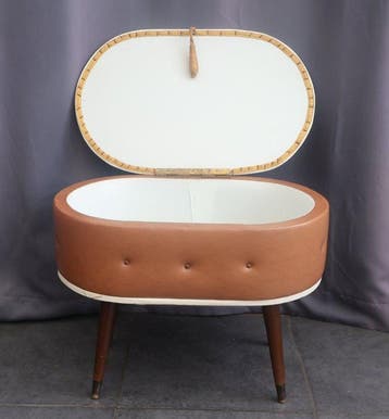 Naaidoos - Hout, Metaal, Kunstleer - Vintage opbergmeubel ., Antiek en Kunst