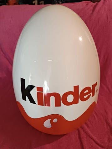 Oeuf Kinder surprise géant - Enseigne publicitaire -