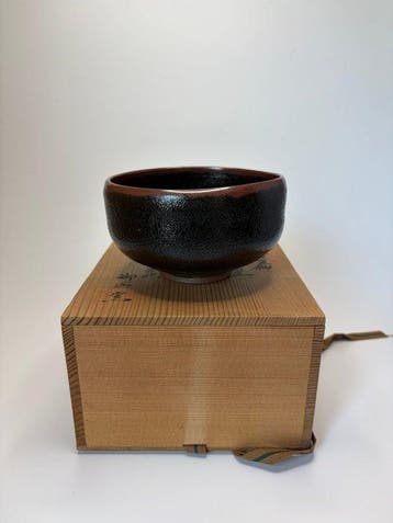 Japanse Zwarte Glazuur Chawan – Textuur op het oppervlak –