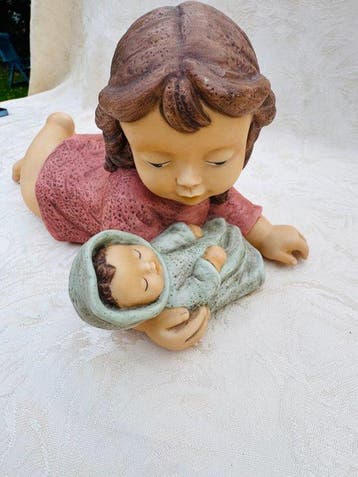 Goebel - Figurine - Meisje liggend met baby - Porcelaine