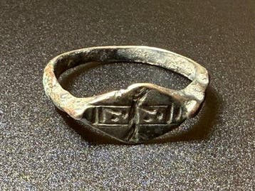 Viking periode Brons Aantrekkelijke ring met de