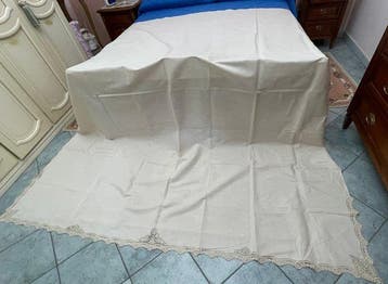 Paoletti - Couvre-lit ou drap orné de dentelle guipure. -