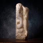 Het oude Rome, Groot marmeren beenfragment, basis van een