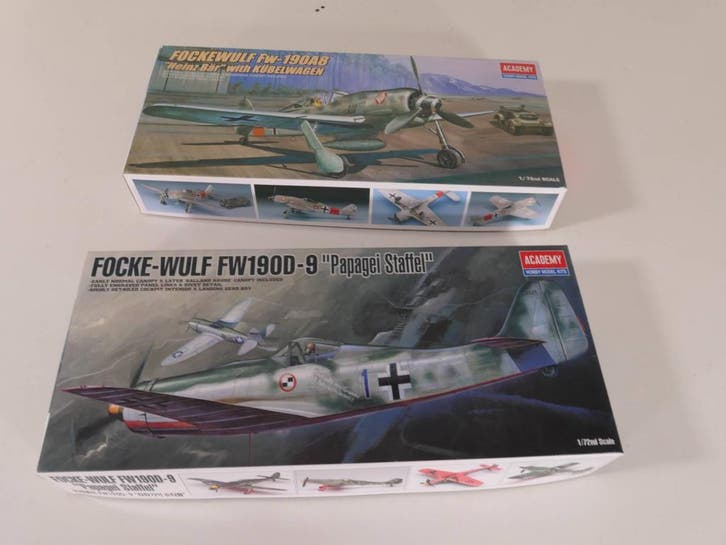 Schaal 1:72 Set van 2 Bouwpakketten Academy 2213 - Academ..., Hobby en Vrije tijd, Modelbouw | Vliegtuigen en Helikopters, Gebruikt