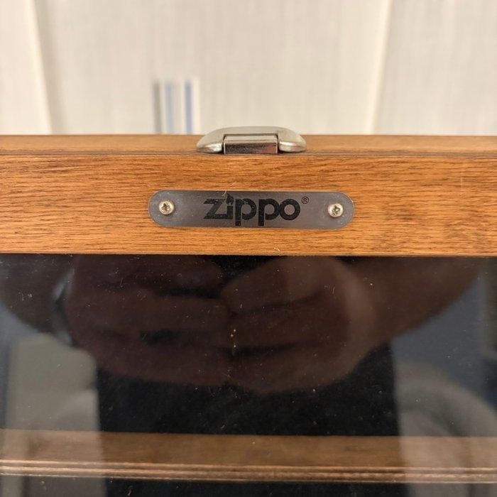 Zippo - Vitrine - Hout, Glas, Antiek en Kunst, Curiosa en Brocante