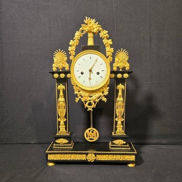 Pendule portique Directoire - Bronze doré - 1750-1800 -, Antiquités & Art