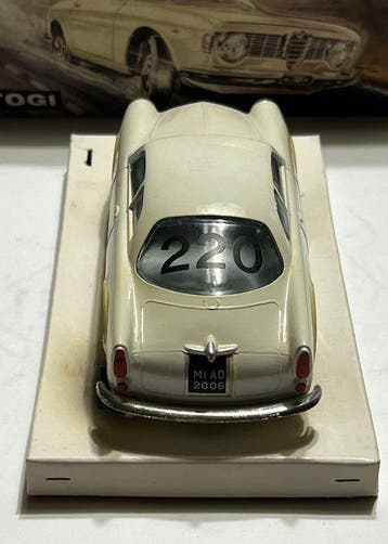 TOGI 1:23 - Model sportwagen - Alfa Romeo Giulia Sprint GT