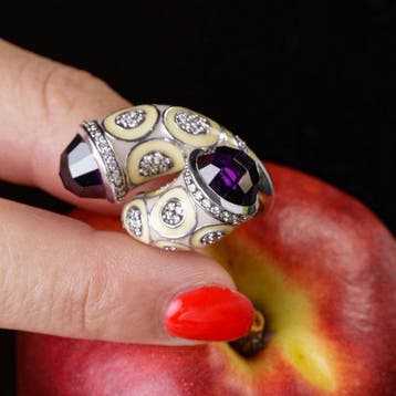 Ring, sculptuur in verzilverd emaille met witte en paarse