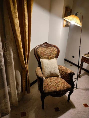 Fauteuil - Walnotenhout en Gobelin met bloemmotieven -