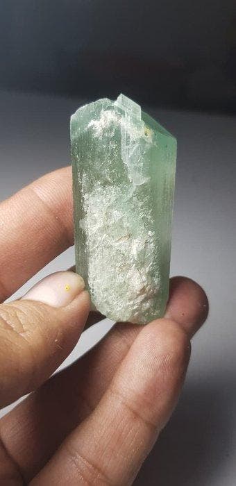 Ruwe kunziet met natuurlijke groene kleur Kristalen- 345 g -