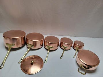 5 casseroles et une petite marmite avec son couvercle -, Antiquités & Art