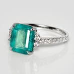 Bague - 14 carats Or blanc, IGI 3,10 carats Zambian vert, Nieuw