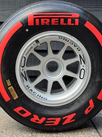 Pneu complet sur la roue - Formule 1 Pirelli - O.Z. *** NO