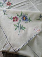 Fijn geborduurde tafelkleed met bloemmotieven en twaalf