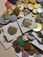 Wereld. Large lot of unsorted tokens, jettons, small medals.