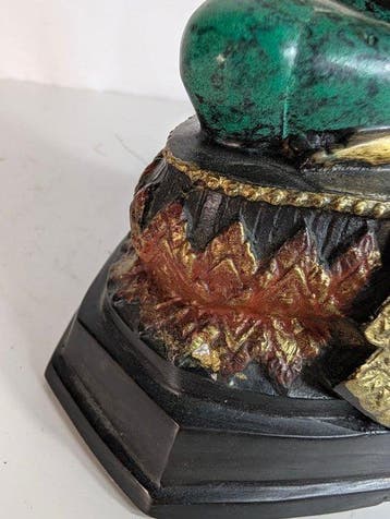 Bouddha assis en Dhyana-Mudra – Bronze – patiné vert et doré, Antiquités & Art