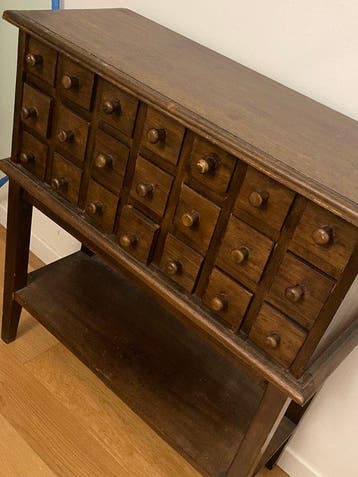 Kast op een standaard - Hout