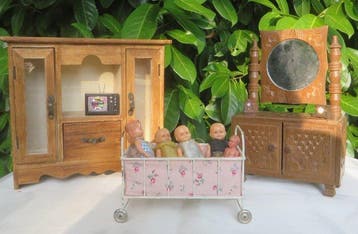 Sfeervol lot met oude popjes, zeer oud poppenbedje en, Antiek en Kunst