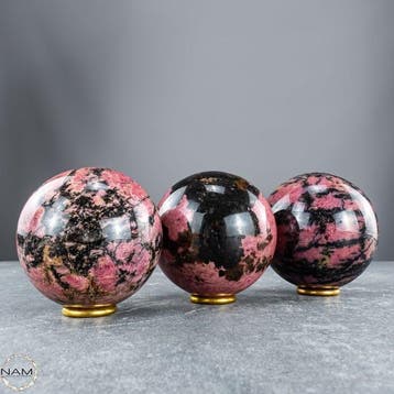 Natuurlijke rhodonietballen – Set van drie expressieve