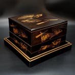 Ancienne boîte en laque noire et rouge à étages (jubako)