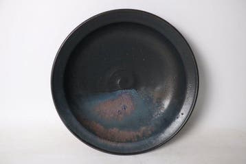 Vulkanische Nacht — Steengoed schotel met zwart glazuur en