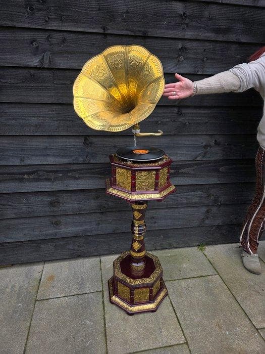 XL Floor Standing - Octogonal Gramophone, Antiquités & Art, Art | Objets design