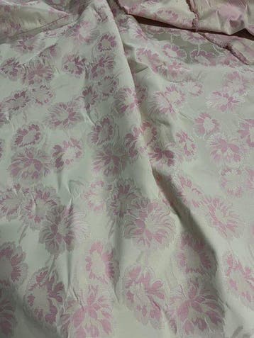 Fijn damastweefsel met bloemmotief – Elegantie in roze en