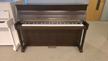 Notenbruine piano Yamaha E110 - gratis bezorgd in België en, Ophalen, Zo goed als nieuw, Bruin, Piano