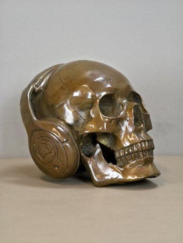 Sculpture, Brons schedel met koptelefoon Music never dies, Antiek en Kunst