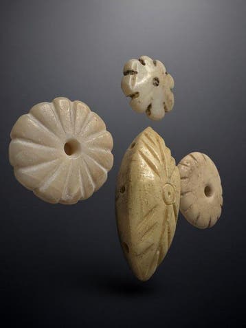Bactrian Been oud hangertje (amuleet) en kralen of knopen