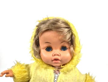 Vintage Bella 45-08 babypop met slaapogen en geel pakje, Verzenden, Nieuw